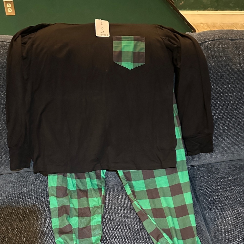 Women's Black and Green Checkered Pajama Set
